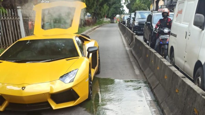Lamborghini mogok di jalur busway di Jakbar (Dok istimewa)