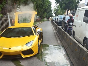 Ada Lamborghini Mogok di Jalur TransJ, Polisi Bertindak