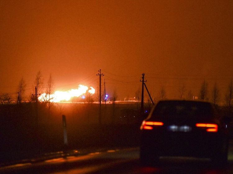 Potret Pipa Gas Meledak Bikin Langit Memerah di Latvia