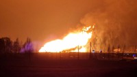 Begini potret kobaran api dahsyat di jaringan pipa gas yang terbakar di kawasan Pasvalys, Lithuania Utara, Sabtu (14/1/2023). REUTERS/GINTAUTAS GEGUZINSKAS