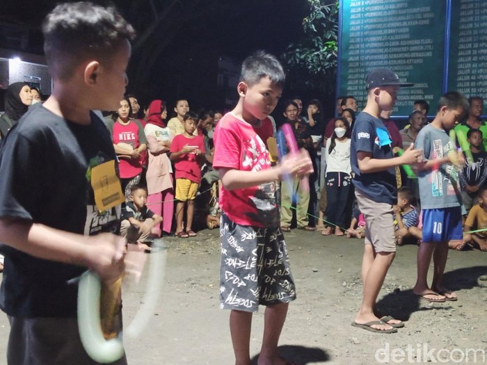 Lomba Lato-lato di Pasar Seni Kongsi, Purworejo, Sabtu (14/1/2023) malam.