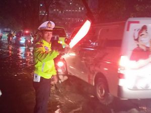 Banjir Gedebage Bandung Bikin Macet, Polisi Lakukan Contraflow