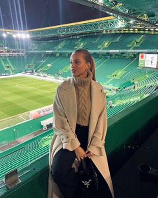 Rumor mengenai hubungan Magui dan Porro berawal ketika Porro terlihat memilih memberikan jersey-nya kepada wanita itu daripada fans-fans bola setelah pertandingan. Tak lama setelahnya, beredar video yang menunjukkan Magui ada di klub malam dan tampak mencium Porro.Foto: Instagram @magui_corceiro