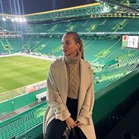 Rumor mengenai hubungan Magui dan Porro berawal ketika Porro terlihat memilih memberikan jersey-nya kepada wanita itu daripada fans-fans bola setelah pertandingan. Tak lama setelahnya, beredar video yang menunjukkan Magui ada di klub malam dan tampak mencium Porro.Foto: Instagram @magui_corceiro