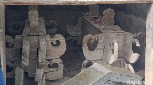 Makam dengan nisan kayu ukir di Dusun Nglumbang Dungik, Desa Soropaten, Kecamatan Karanganom, Klaten, Sabtu (14/1/2023).