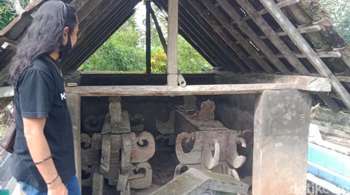 Makam dengan nisan kayu ukir di Dusun Nglumbang Dungik, Desa Soropaten, Kecamatan Karanganom, Klaten, Sabtu (14/1/2023).