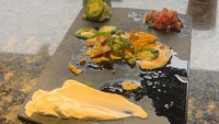 Ingin mencoba menyajikan makanan dengan konsep abstrak, restoran nachos ini diprotes. Hal ini lantaran penempatan komponen makanannya tampak seperti sampah. Foto: Brightside