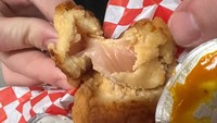 Meyambangi sebuah restoran saji, netizen ini bagikan penemuan menjijikan. Ayam goreng yang dipesannya ternyata masih mentah dan tak layak dikonsumsi. Foto: Brightside