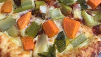 Sebuah gerai pizza sedang mencoba menerapkan konsep makanan sehat. Sayangnya topping yang tidak tepat membuat pizza ini tampak seperti sayur sop. Foto: Brightside