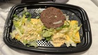 Kesalahan ini terjadi ketika seorang pelanggan memesan burger. Ia dibuat terkejut usai menerima burger yang terlihat seperti makanan sisa. Foto: Brightside