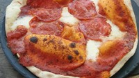 Tergiur penawaran iklan, seorang netizen memesan pizza dengan bentuk yang tak karuan. Penyajiannya lebih layak disebut sebagai pizza yang penyok. Foto: Brightside