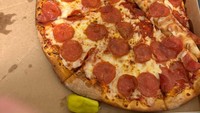 Sudah menunggu lama, netizen ini harus bersabar melihat bentuk makanannya. Pizza yang dipesannya tiba-tiba hancur berantakan saat pengiriman. Foto: Brightside
