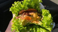 Memesan burger dengan ekstra selada, pesanan pelanggan ini justru tak tampak seperti burger. Tak ada burger bun, hanya ada dua lembar selada yang membungkusnya. Foto: Brightside