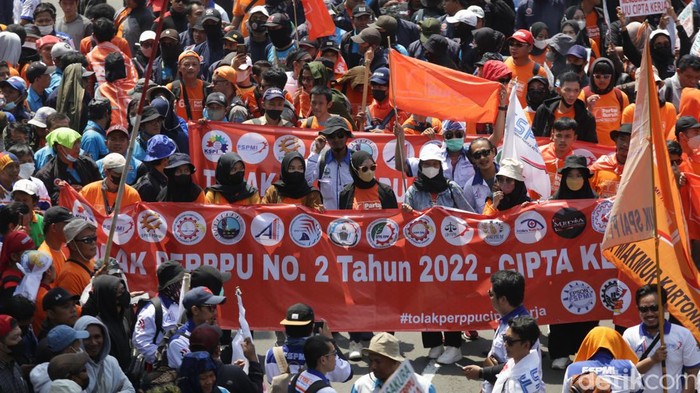 Massa dari kalangan buruh yang melakukan demonstrasi tiba di kawasan Patung Kuda Arjuna Wijaya, Jakarta Pusat.