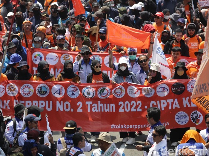 Massa dari kalangan buruh yang melakukan demonstrasi tiba di kawasan Patung Kuda Arjuna Wijaya, Jakarta Pusat.
