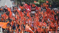 Terlihat lima mobil komando berada ditengah-tengah rombongan para demonstran. Massa juga membawa spanduk protes.