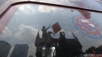 Sementara itu, sejumlah aparat kepolisian terlihat mengawal aksi demonstrasi yang sedang berlangsung. Kepolisian juga terlihat mengatur lalu lintas yang tersendat.