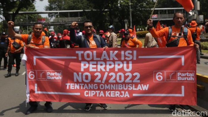 Massa dari kalangan buruh yang melakukan demonstrasi tiba di kawasan Patung Kuda Arjuna Wijaya, Jakarta Pusat.