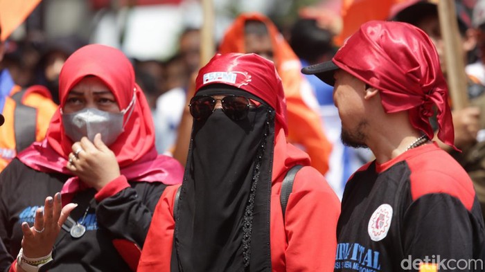 Massa dari kalangan buruh yang melakukan demonstrasi tiba di kawasan Patung Kuda Arjuna Wijaya, Jakarta Pusat.