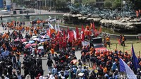 Pantauan detikcom pukul 10.35 WIB di Patung Kuda, Sabtu (14/1/2022), massa buruh telah datang. Mereka datang dari arah Jalan Medan Merdeka Selatan.