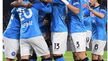 Tak tanggung-tanggung, Juventus kalah telak kebobolan lima gol oleh il partenopei. Foto: Twitter