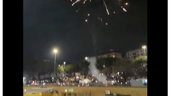 Fans Napoli juga turut merayakan dengan pesta kembang api. Foto: Twitter