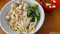 Kalau lebih suka rasa gurih, bisa memesan bakmi ayam biasa. Olahan ayamnya polos, rasa gurihnya lebih nendang di lidah. Foto: detikFood/Yenny Mustika Sari
