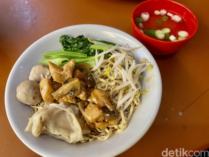 Mie Bejos:  Bakmi Ayam Viral Mirip Racikan Resto Terkenal