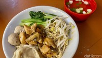 Bakmi spesial menggunakan topping olahan ayam jamur berbumbu manis gurih. Mie yang digunakan oleh gerai bakmi ini juga diproduksi sendiri. Foto: detikFood/Yenny Mustika Sari