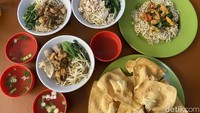 Menu yang ditawarkan oleh Mie Bejos adalah aneka varian bakmi dan Chinese food. Menunya memiliki kemiripan dengan tempat makan bakmi terkenal yang ada di mal. Foto: detikFood/Yenny Mustika Sari