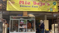 Mie Bejos berlokasi di sebuah perumahan yang berada di Jalan Agung Utara 12 No. 1, Sunter Agung, Jakarta Utara. Tempat makan bakmi ayam ini sudah dirintis sejak 2014, namun menempati lokasinya saat ini sejak 2017. Foto: detikFood/Yenny Mustika Sari