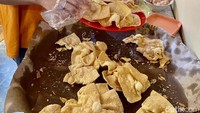 Pangsit goreng yang ditawarkan oleh Mie Bejos juga sangat mirip dengan bakmi terkenal itu. Tekstur renyah dan rasa gurihnya bisa dinikmati dengan harga Rp 10.000 saja per 5 buah. Foto: detikFood/Yenny Mustika Sari