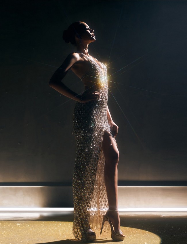 “Gaun unik ini sengaja dibuat secara khusus dari material yang bisa didaur ulang, yaitu can tab (kaleng minuman), untuk menunjukkan kepada UNIVERSE (alam semesta) bahwa apa yang dianggap tidak bernilai bagi banyak orang ternyata memiliki nilai dan keindahannya tersendiri, jelas Anna. Foto: Instagram/@missuniverse.in.th