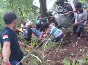 Avanza Masuk Jurang Jalur Maut Cangar-Pacet, 5 Orang Luka-luka