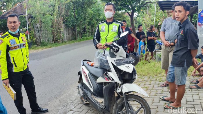 Motor pelajar Ponorogo setelah ditabrak mobil Avanza