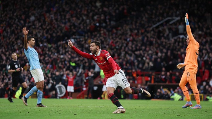 Soccer Football - Premier League - Manchester United v Manchester City - Old Trafford, Manchester, Britain - January 14, 2023 Manchester Uniteds Bruno Fernandes celebrates scoring their first goal REUTERS/Phil Noble EDITORIAL USE ONLY. No use with unauthorized audio, video, data, fixture lists, club/league logos or live services. Online in-match use limited to 75 images, no video emulation. No use in betting, games or single club /league/player publications.  Please contact your account representative for further details.