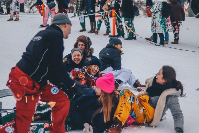 Orang-orang di Helsinki, Finlandia bersenang-senang di musim dingin.