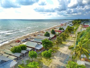 Pesona Pantai Ammani Pinrang, Paduan Keindahan Tepian Laut dan Persawahan
