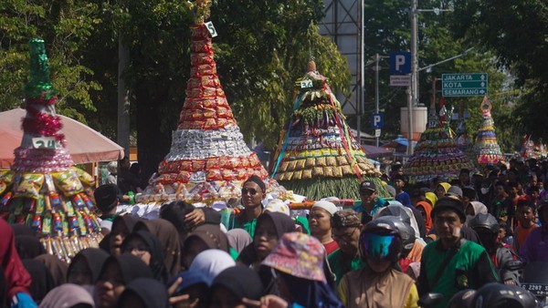 Tak hanya karnaval becak hias, warga juga berbondong-bondong mengikuti kirab saat parade gunungan.