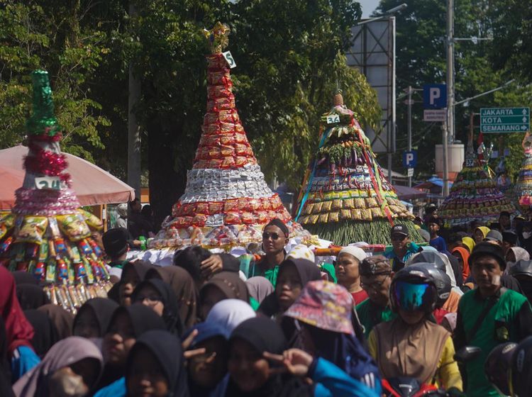 Meriahnya Parade Gunungan dan Karnaval Becak Hias di Pekalongan