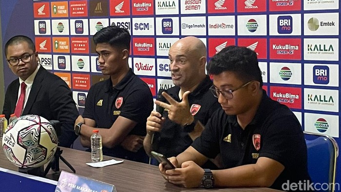 Pelatih PSM Makassar Bernardo Tavares dan pemain Ramadhan Sananta dalam sesi konferesi pers usai laga jamu PSS Sleman