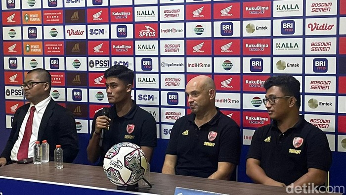 Pemain PSM Makassar Ananda Raehan dan pelatih Bernardo Tavares