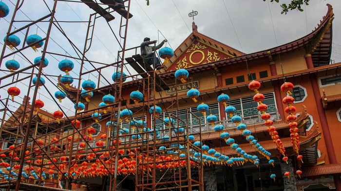 PEMASANGAN 1000 LAMPION HIAS VIHARA MEDAN Pekerja memasang lampion hias di Maha Vihara Maitreya Medan, Sumatera Utara, Sabtu (14/1/2023). Sebanyak  1.000 lampion dipasang di Vihara tersebut untuk menyambut perayaan imlek 2574. ANTARA FOTO/Yudi/Lmo/foc.