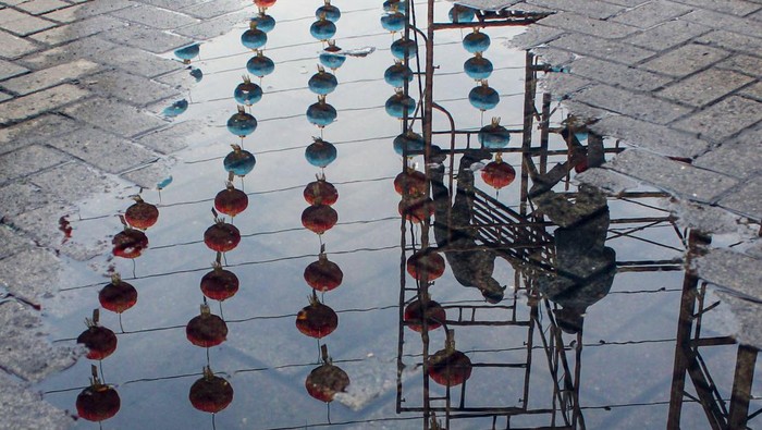 Pekerja memasang lampion hias di Maha Vihara Maitreya Medan, Sumatera Utara, Sabtu (14/1/2023). Sebanyak  1.000 lampion dipasang di Vihara tersebut untuk menyambut perayaan imlek 2574. ANTARA FOTO/Yudi/Lmo/foc.