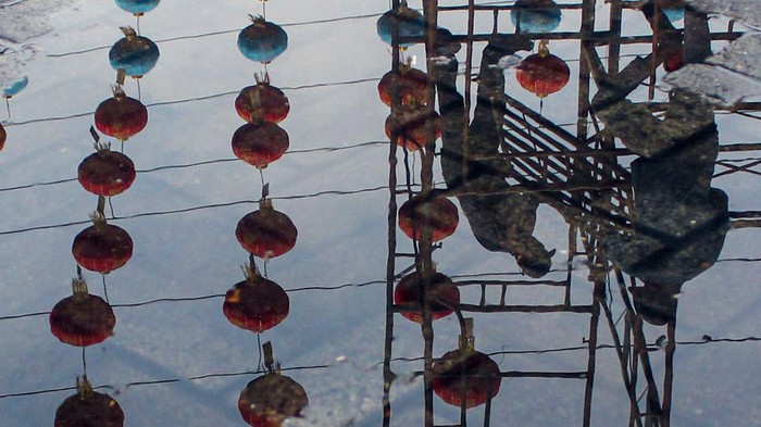 Pekerja memasang lampion hias di Maha Vihara Maitreya Medan, Sumatera Utara, Sabtu (14/1/2023). Sebanyak  1.000 lampion dipasang di Vihara tersebut untuk menyambut perayaan imlek 2574. ANTARA FOTO/Yudi/Lmo/foc.