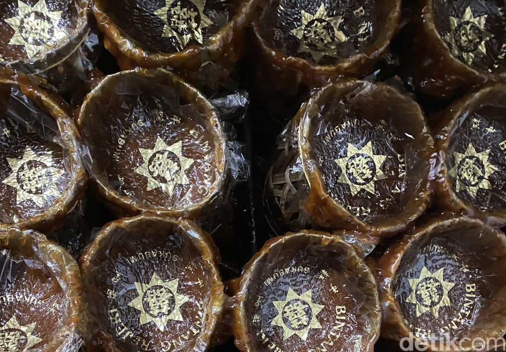 Pembuatan kue keranjang di Sukabumi.