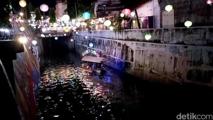 Perahu hias wahana wisata susur Kali Pepe di Keluarahan Sudiroprajan, Kecamatan Jebres, Solo, saat Grebeg Sudiro 2023.