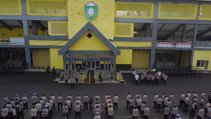Personil kepolisian melakukan  apel pagi jelang laga PSM Makassar melawan PSS Sleman dalam lanjutan Liga 1