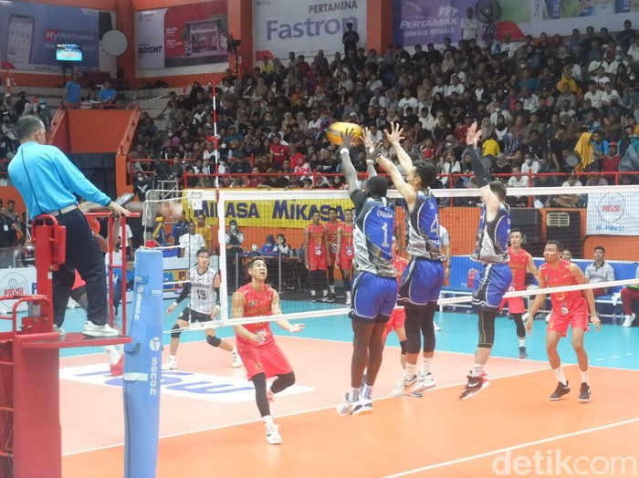 Pertandingan Surabaya BIN Samator vs Jakarta Bhayangkara Presisi di PLN Mobile Proliga di GOR Staria Purwokerto, Sabtu (14/1/2023).