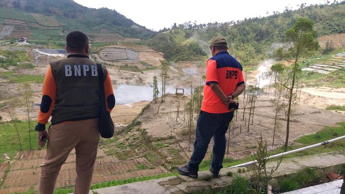 Petugas BPBD Banjarnegara memantau Kawah Sileri di dataran tinggi Dieng, Sabtu (14/1/2023).